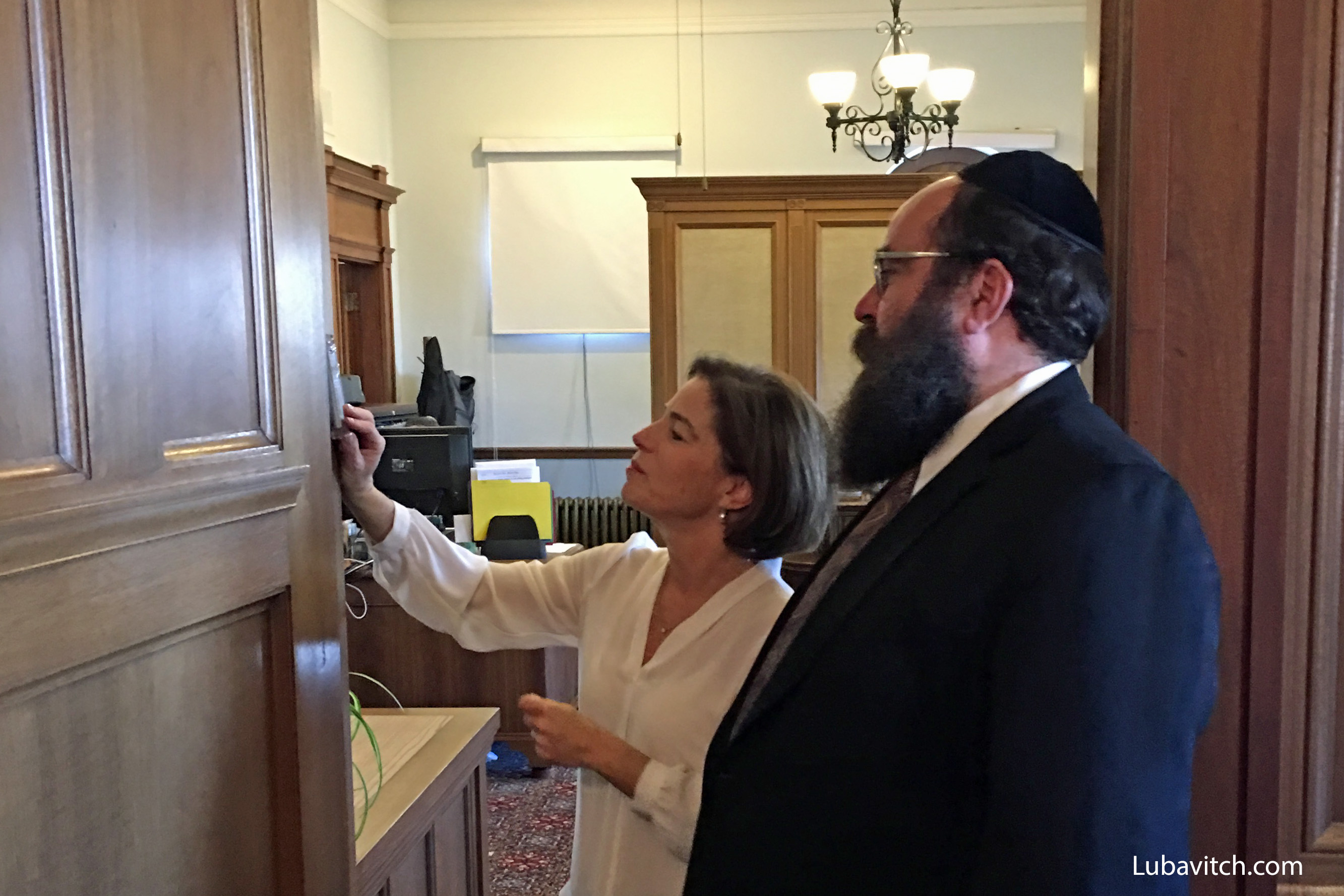 A Mezuzah for the Minister - Chabad Lubavitch World ...