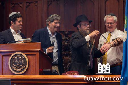 Connecticut Senate Pays Tribute to the Rebbe